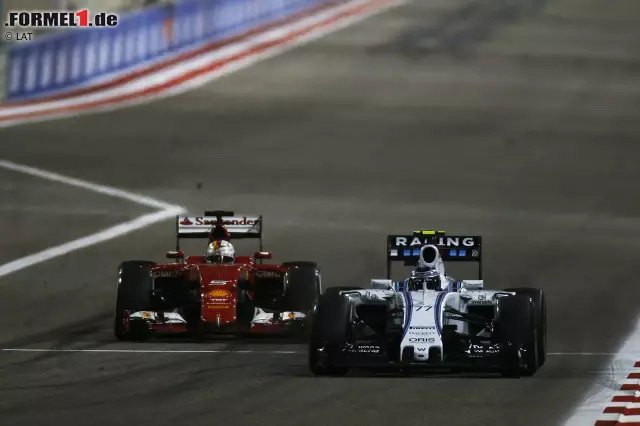 Foto zur News: Teamkollege Vettel schließt indes weiter hinten relativ mühelos auf den viertplatzierten Williams von Valtteri Bottas auf. Aber trotz DRS ist an dessen Mercedes-Power kein Vorbeikommen. Einmal hat Vettel Glück, als er vor der ersten Kurve zu spät bremst und Bottas fast ins Heck rauscht.