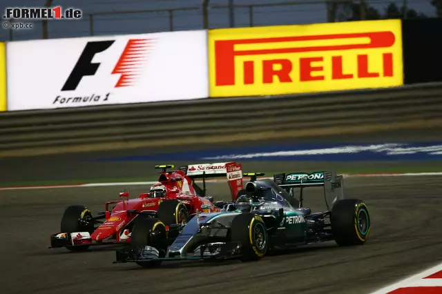 Foto zur News: Die sensationelle Aufholjagd des Kimi Räikkönen (dank um sechs Runden frischerer, weicher Reifen): Nach dem Boxenstopp in Runde 40 noch 26 Sekunden hinter dem Rosberg-Mercedes, geht er in der vorletzten Runde an eben diesem vorbei - aber nicht wie zunächst vermutet wegen eines Fahrfehlers, sondern wegen eines Bremsdefekts am Silberpfeil.