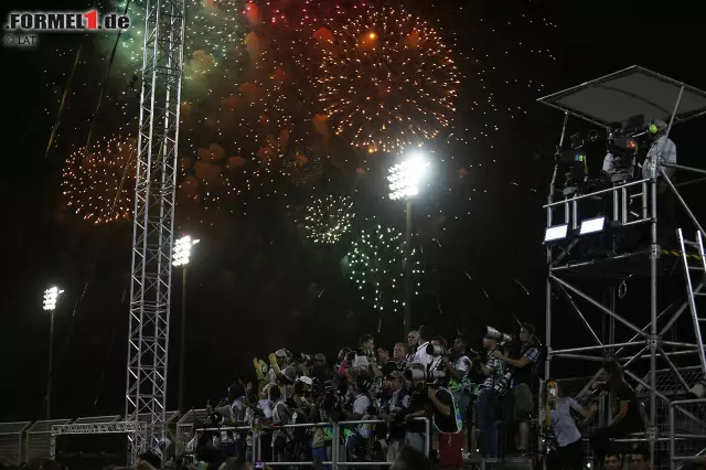 Foto zur News: Der Nacht-Grand-Prix von Bahrain endet (friedlich) mit einem pompösen Feuerwerk - und mit positiver Bilanz: 32.000 Zuschauer am Renntag, 90.000 am gesamten Wochenende.