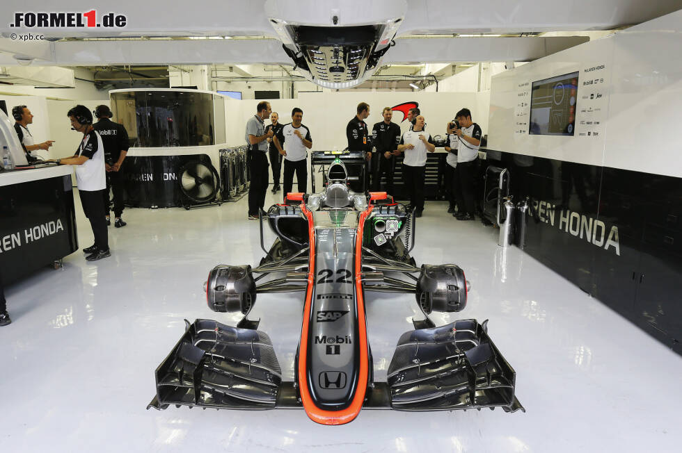 Foto zur News: Für Jenson Button ist das Rennen schon beendet, bevor es überhaupt begonnen hat. Seine Crew bekommt den McLaren-Honda nach einer Reihe technischer Probleme im ERS-Bereich nicht rechtzeitig flott. Aus der Not wird eine Tugend: Der Bahrain-Sieger von 2009 kommentiert das Rennen aus der Garage - via Twitter.