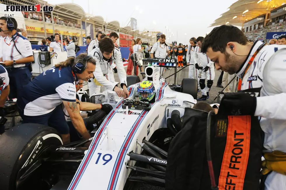 Foto zur News: Auch Felipe Massas Chancen auf ein Podium sind schon vor dem Start dahin: Wegen eines defekten Sensors kommt er beim Beginn der Formationsrunde nicht vom Fleck, muss aus der Boxengasse starten. Und weil ihm Pastor Maldonado in den Diffusor fährt, ist sein anfänglicher Vorwärtsdrang bald gestoppt.