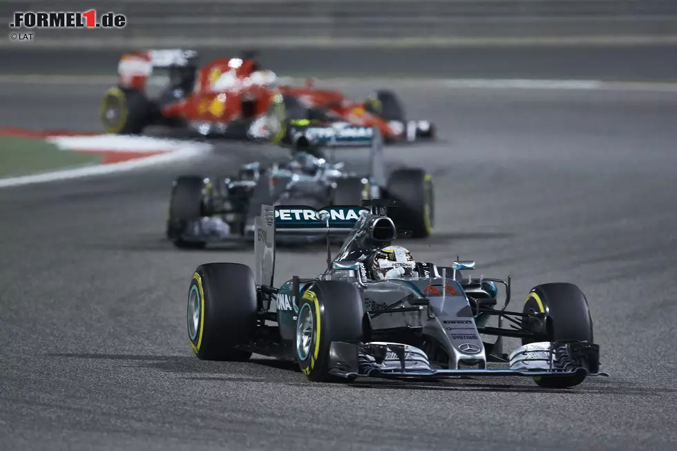 Foto zur News: Hamilton kommt in der 16. Runde 0,6 Sekunden vor Rosberg zurück auf die Strecke - und wundert sich: &quot;Was ist mit meinem Vorsprung passiert?&quot; Aber der Mercedes-Pilot fährt weltmeisterlich und schüttelt Rosberg sofort aus der DRS-Sekunde ab.