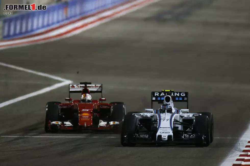 Foto zur News: Teamkollege Vettel schließt indes weiter hinten relativ mühelos auf den viertplatzierten Williams von Valtteri Bottas auf. Aber trotz DRS ist an dessen Mercedes-Power kein Vorbeikommen. Einmal hat Vettel Glück, als er vor der ersten Kurve zu spät bremst und Bottas fast ins Heck rauscht.