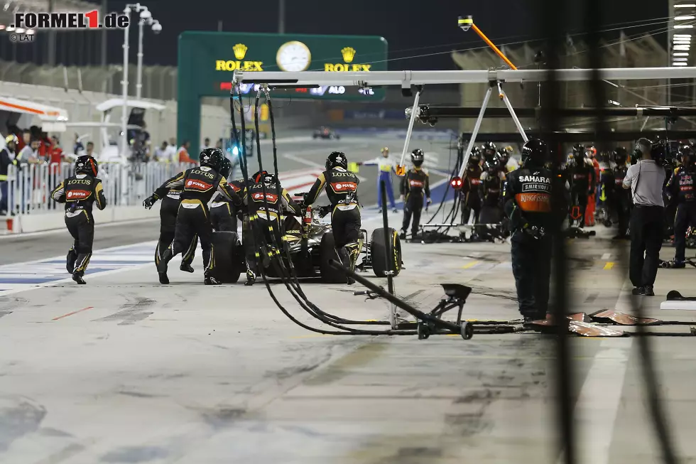 Foto zur News: ... und beim letzten Boxenstopp aktiviert er auch noch irrtümlich die Motorenabschaltung. Die Crew muss neu starten, der Venezolaner kommt am Ende als 15. ins Ziel. Teamkollege Romain Grosjean fährt als Siebter in die Punkteränge.