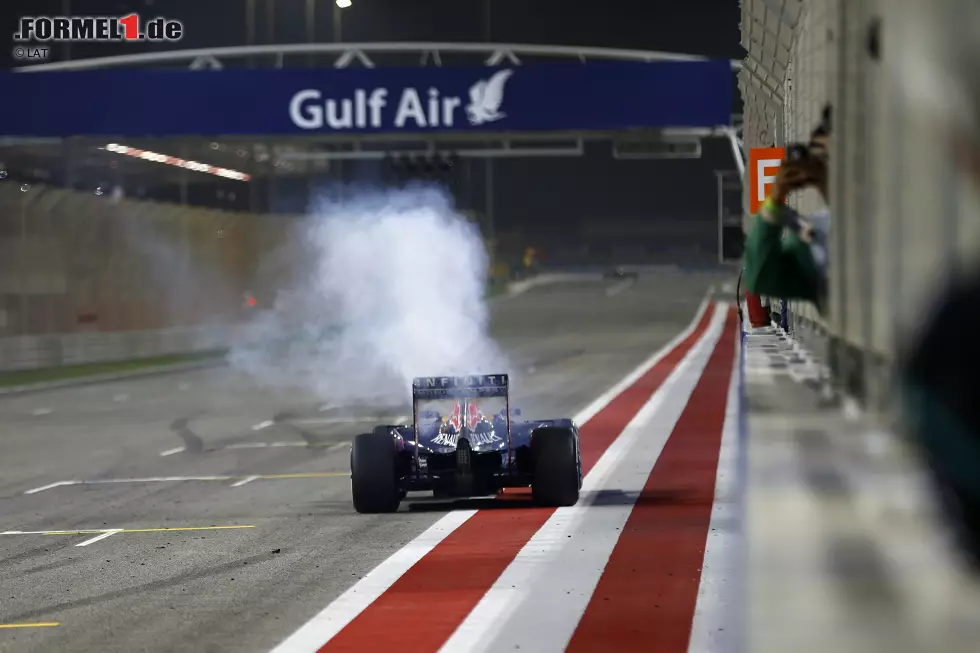 Foto zur News: Besser könnte man einen Motorschaden gar nicht timen: Daniel Ricciardos Renault-Antrieb verraucht ein paar Meter vor der Zielflagge. Das ändert nichts an seinem sechsten Platz, bedeutet aber, dass Red Bull schon beim Europa-Auftakt in Barcelona den letzten straffrei erlaubten Motor der Saison einbauen muss.