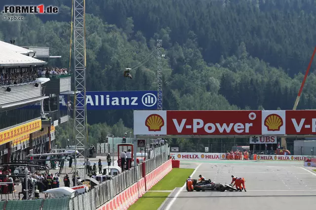 Foto zur News: Aus und vorbei schon vor dem Start: "Keine Leistung", funkt Nico Hülkenberg in der Aufwärmrunde. Antwort von Force India: "Diese Runde an die Box kommen!" Wenig später heißt es: "Nico, wir machen den Start!" Aber dort bleibt Hülkenberg dann endgültig stehen. Nach einer weiteren Aufwärmrunde erwischt es auch Carlos Sainz (Toro Rosso), der an die Box kommt und an diesem Nachmittag keine Rolle mehr spielt.