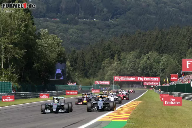 Foto zur News: Schon das ganze Wochenende durch Eau Rouge am schnellsten, geht Perez entlang der Kemmel-Geraden für ein paar Meter sogar in Führung. Aber der Geschwindigkeitsüberschuss aus Hamiltons Windschatten reicht nicht ganz, um auch als Führender in Les Combes einzubiegen.