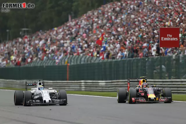 Foto zur News: Der Star des Schlussphase heißt Daniil Kwjat: Mit relativ frischen und weichen Reifen schnappt er sich zuerst Räikkönen, dann Massa und Perez. "So viel Adrenalin habe ich schon lang nicht mehr gespürt", jubelt er über den vierten Platz. Den er auch dank eines Dramas in der Schlussphase erbt...