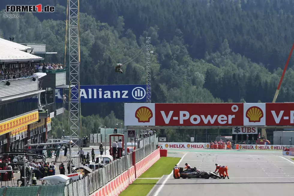 Foto zur News: Aus und vorbei schon vor dem Start: &quot;Keine Leistung&quot;, funkt Nico Hülkenberg in der Aufwärmrunde. Antwort von Force India: &quot;Diese Runde an die Box kommen!&quot; Wenig später heißt es: &quot;Nico, wir machen den Start!&quot; Aber dort bleibt Hülkenberg dann endgültig stehen. Nach einer weiteren Aufwärmrunde erwischt es auch Carlos Sainz (Toro Rosso), der an die Box kommt und an diesem Nachmittag keine Rolle mehr spielt.