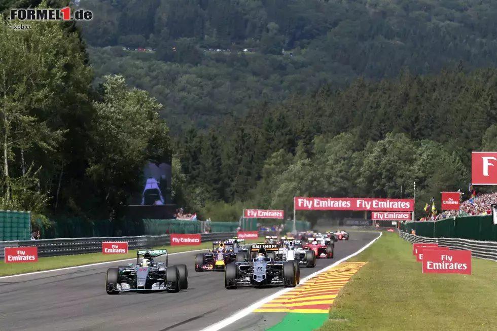 Foto zur News: Schon das ganze Wochenende durch Eau Rouge am schnellsten, geht Perez entlang der Kemmel-Geraden für ein paar Meter sogar in Führung. Aber der Geschwindigkeitsüberschuss aus Hamiltons Windschatten reicht nicht ganz, um auch als Führender in Les Combes einzubiegen.