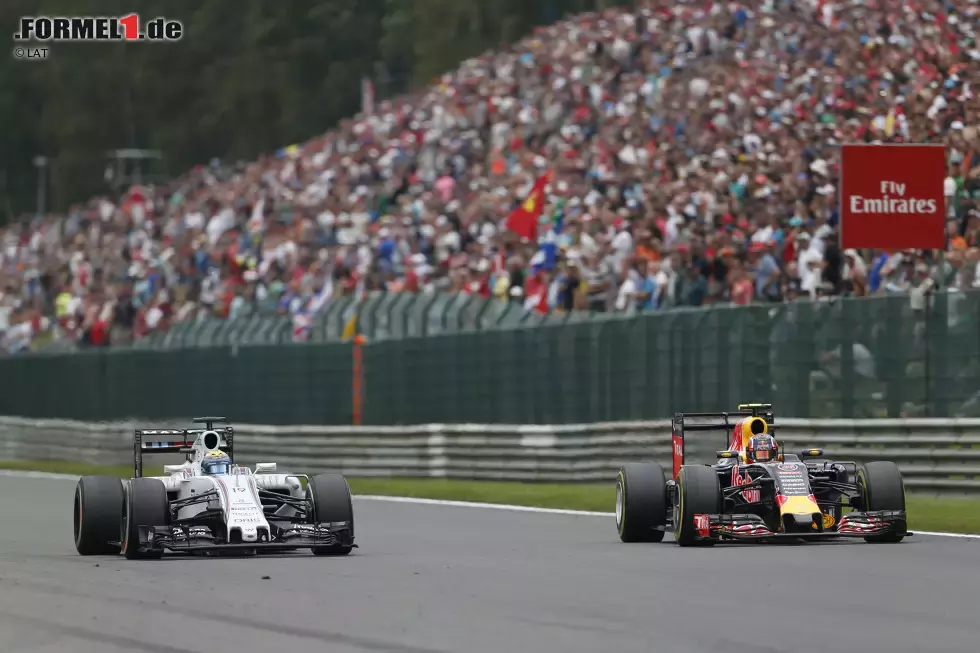 Foto zur News: Der Star des Schlussphase heißt Daniil Kwjat: Mit relativ frischen und weichen Reifen schnappt er sich zuerst Räikkönen, dann Massa und Perez. &quot;So viel Adrenalin habe ich schon lang nicht mehr gespürt&quot;, jubelt er über den vierten Platz. Den er auch dank eines Dramas in der Schlussphase erbt...