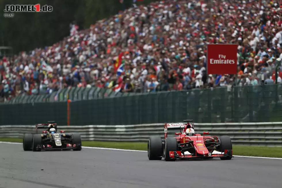 Foto zur News: Das Duell um Platz drei lautet Vettel vs. Grosjean: Vettels Reifen haben um sieben Runden mehr auf dem Buckel, sodass Grosjean in der 40. von 43 Runden erstmals im Windschatten des Ferrari auftaucht. Aber trotz DRS-Nachteil kann sich Vettel durch Eau Rouge zunächst gut verteidigen.