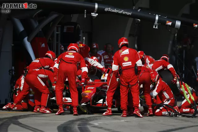 Foto zur News: Zu Halbzeit hat Vettel immer noch nur 3,7 Sekunden Rückstand auf Leader Hamilton. Aber diesmal sind die Reifen kein Vorteil: Beim ersten Boxenstopp kommt er eine Runde vor Hamilton rein, beim zweiten sogar drei Runden. Und mit den harten Primes im letzten Stint sieht er gegen Mercedes kein Land.