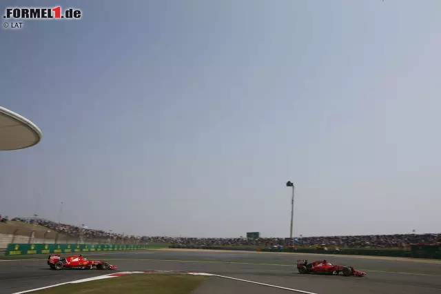 Foto zur News: Weil Räikkönen um vier Runden frischere Medium-Reifen hat als Vettel, wird das Duell um Platz drei im Finish noch einmal ansatzweise spannend - auch ohne konkreten Überholversuch. Spannende Rad-an-Rad-Kämpfe sind an diesem Sonntagnachmittag die Ausnahme.