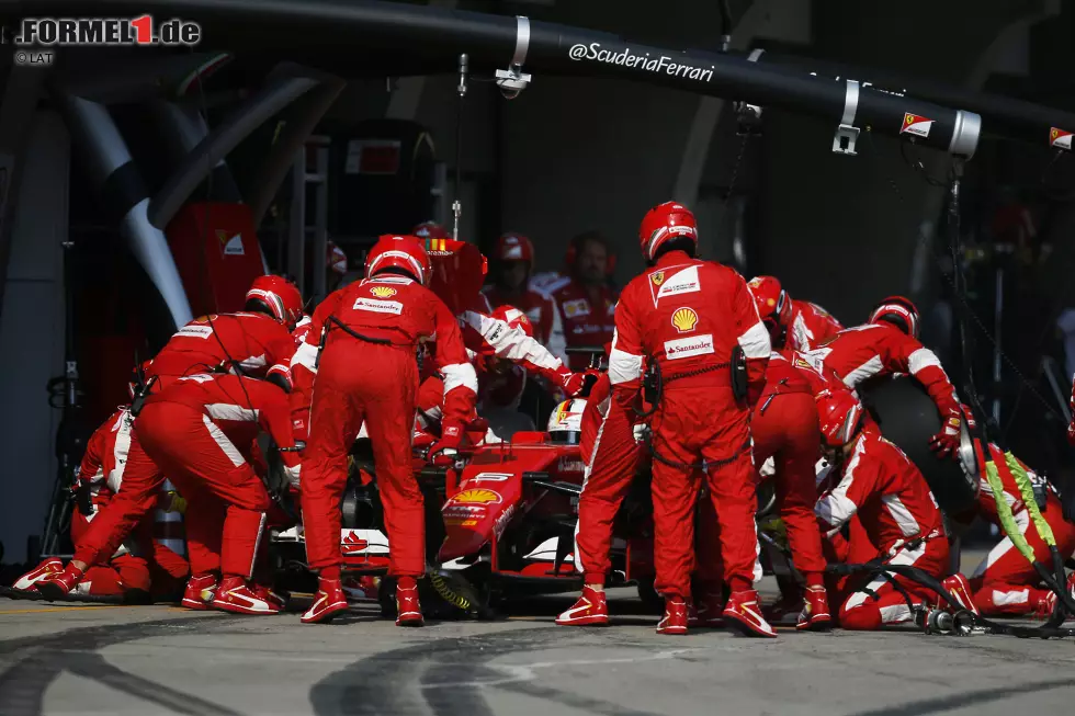 Foto zur News: Zu Halbzeit hat Vettel immer noch nur 3,7 Sekunden Rückstand auf Leader Hamilton. Aber diesmal sind die Reifen kein Vorteil: Beim ersten Boxenstopp kommt er eine Runde vor Hamilton rein, beim zweiten sogar drei Runden. Und mit den harten Primes im letzten Stint sieht er gegen Mercedes kein Land.