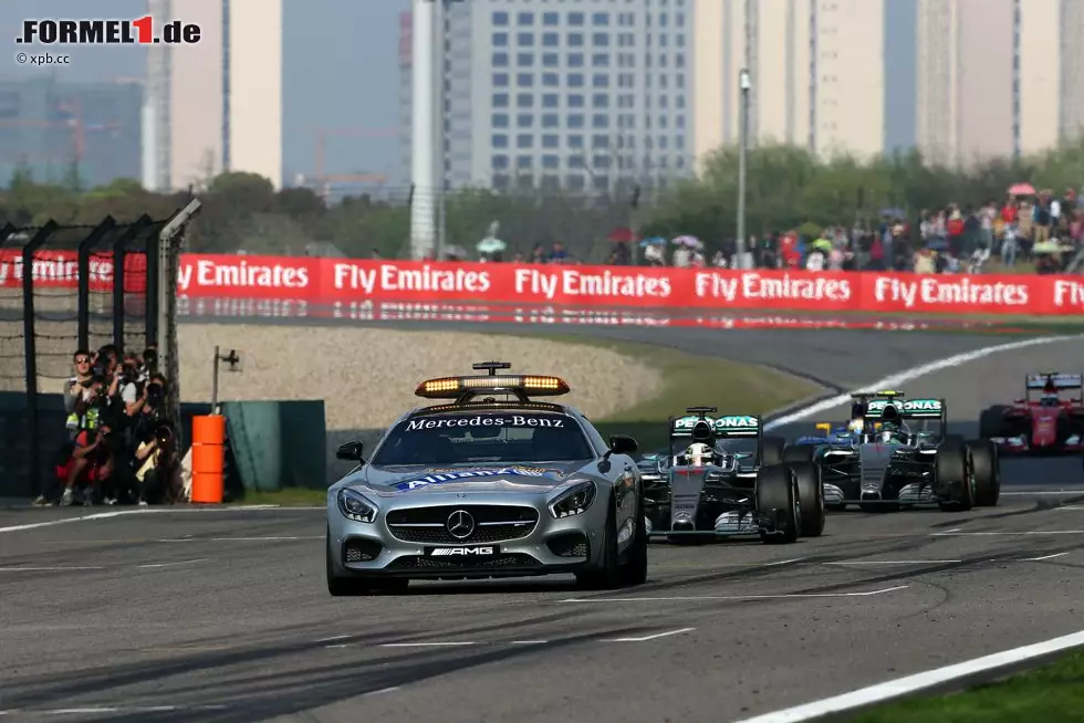 Foto zur News: Das Rennen geht neutralisiert mit einer Safety-Car-Phase zu Ende. Hamilton, Rosberg und Vettel auf dem Podium - bereits zum dritten Mal im dritten Rennen. Und Williams bringt die Positionen fünf und sechs ins Ziel.