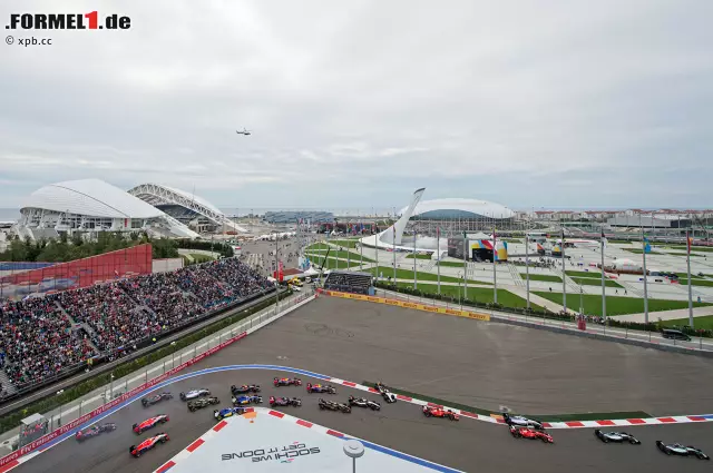 Foto zur News: ... sondern in der ersten Kurve auch Landsmann Bottas. Weiter hinten braut sich Ungemacht zusammen, als Nico Hülkenberg (Force India) ins Schleudern kommt: "Meine Hinterreifen haben blockiert. Da habe ich das Heck verloren", seufzt er und gesteht einen Fahrfehler ein. Im Nachhinein bitter, weil eine Überraschung möglich gewesen wäre.