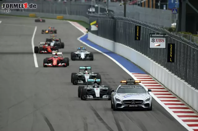 Foto zur News: An der Spitze eine Schrecksekunde, als das Safety-Car auf die Strecke kommt: Rosberg bremst nämlich so abrupt zusammen, dass Hamilton, der gerade aus einer Rechtskurve beschleunigen will, ihm beinahe ins Heck rauscht - mit qualmenden Bremsen!