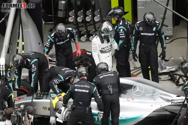 Foto zur News: Bis zur fünften Runde hat Rosberg alles unter Kontrolle, dann wird ihm ein kaputter Gaspedal-Dämpfer zum Verhängnis. "Versuch dich anzupassen", funkt das Team noch, aber als Rosberg nur mit Mühe gefährliche Abflüge verhindern kann, weil sein Silberpfeil noch mit voller Power anschiebt, während er längst vom Gas gegangen ist, setzt sich die Vernunft durch. Plötzlich ist der WM-Titel kein Thema mehr, sondern der Deutsche verliert sogar den zweiten Gesamtrang an Vettel.