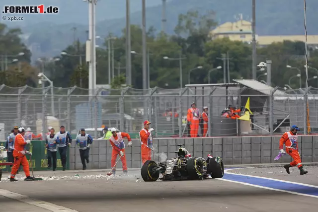 Foto zur News: Nächster Horror-Crash: Romain Grosjean (Lotus), der schon in der ersten Runde an der Box war, verliert sein Auto bei hoher Geschwindigkeit außer Kontrolle, lenkt zu stark gegen und kracht in die Barrieren. Als er aussteigt, wirkt er ein bisschen schwindlig - aber zum Glück geht auch der zweite schwere Unfall des Wochenendes glimpflich aus. Und: Sergio Perez (Force India) nutzt die fünf Runden lange Safety-Car-Phase zum Reifenwechsel. Eine goldene Entscheidung.