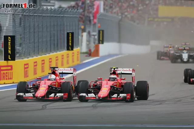 Foto zur News: Räikkönen verschläft in Runde 17 auch den zweiten Restart, Vettel setzt sich innen neben ihn. Doch weil Räikkönen die Kurve abkürzt, lässt er Vettel ein paar Kurven weiter freiwillig durch. "Da hat Kimi nachgegeben", wertet Experte Surer.