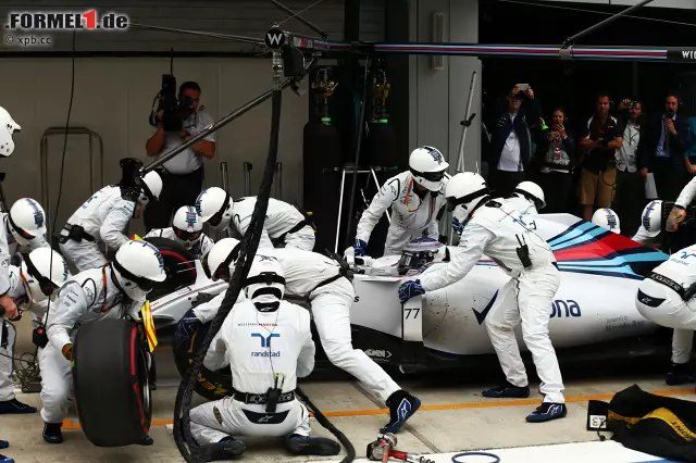 Foto zur News: Kampf um Platz zwei: Bottas ("Meine Reifen geben auf") kommt in der 26. Runde an die Box, weil aus über dreieinhalb Sekunden Vorsprung auf Vettel binnen sieben Runden weniger als eine halbe Sekunde wurde. Bottas steht 3,4 Sekunden und kommt mitten im Verkehr wieder auf die Strecke. Vettel und Räikkönen stoppen in der 30. beziehungsweise 31. Runde. Für Vettel (3,1 Sekunden Standzeit) reicht's locker, für Räikkönen um Haaresbreite nicht.