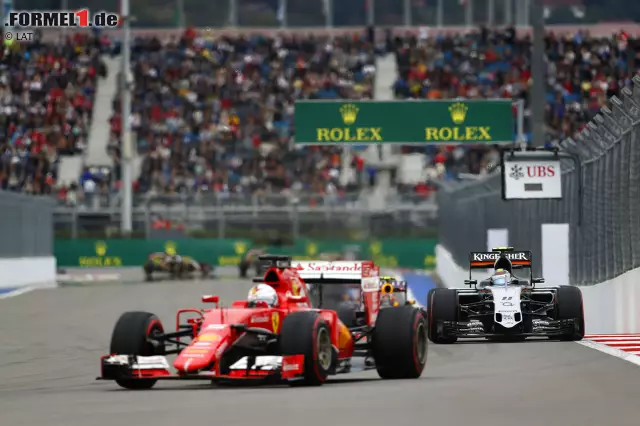 Foto zur News: In der 32. von 53 Runden geht Vettel an Perez vorbei - ein echtes Überholmanöver im Kampf um den (zu dem Zeitpunkt) vierten Platz (hinter Hamilton, Daniil Kwjat und Felipe Nasr, alle noch ohne Boxenstopp). Perez' Gegenwehr mit um 18 Runden älteren Reifen ist beschränkt.