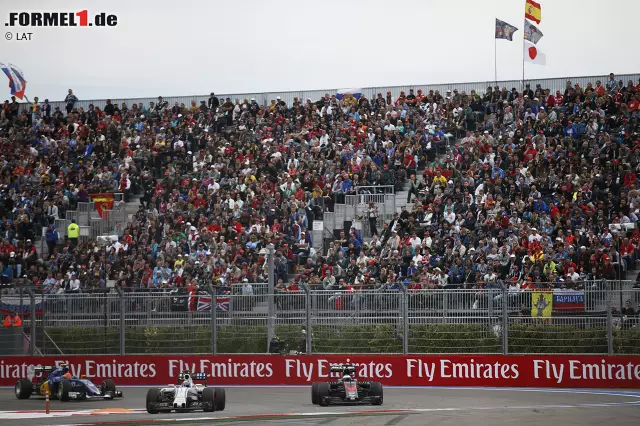 Foto zur News: Nach dem "GP2-Motor" in Suzuka setzt Fernando Alonso erneut eine Breitseite gegen McLaren-Honda. Als ihn sein Renningenieur auffordert, sich gegen Felipe Massa (Williams) zu wehren, antwortet er nur: "Ich liebe deinen Sinn für Humor!" Kaum ist der Funkspruch abgesetzt, ist Massa auch schon durch - kein Wunder, bei 23,1 km/h mehr Topspeed. Alonso wird trotzdem Zehnter, Jenson Button sogar Neunter. Aber Alonso verliert den WM-Punkt durch eine nachträgliche Strafe wegen Ignorierens der Streckenbegrenzung. Obwohl ihn Stella davor gewarnt hat.