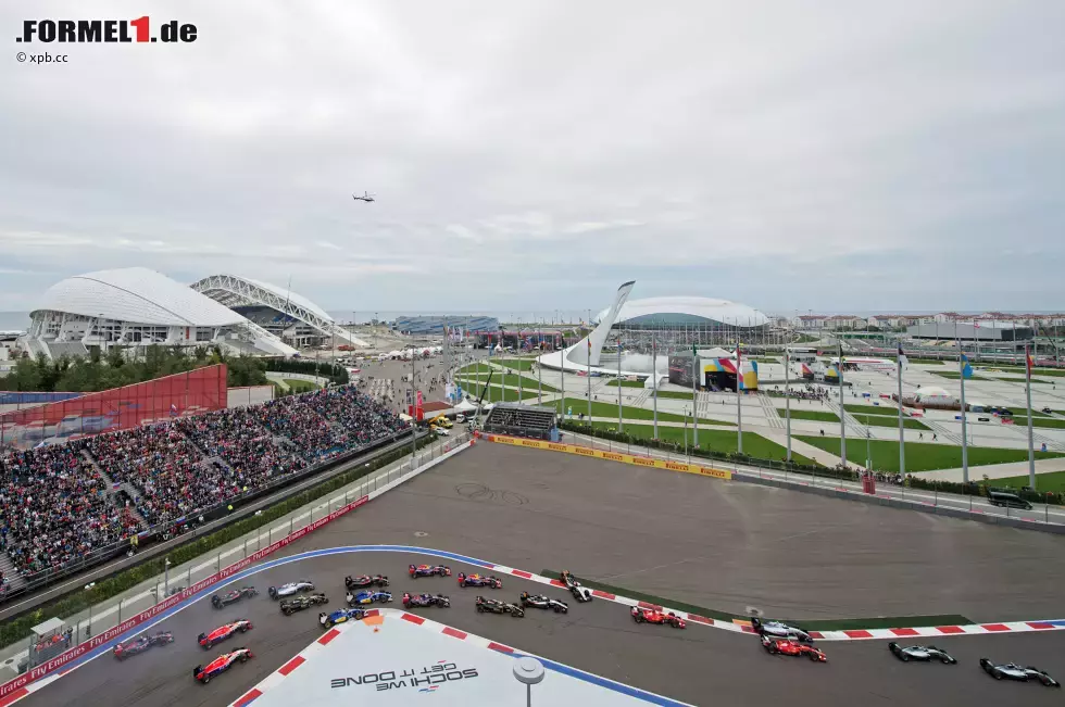 Foto zur News: ... sondern in der ersten Kurve auch Landsmann Bottas. Weiter hinten braut sich Ungemacht zusammen, als Nico Hülkenberg (Force India) ins Schleudern kommt: &quot;Meine Hinterreifen haben blockiert. Da habe ich das Heck verloren&quot;, seufzt er und gesteht einen Fahrfehler ein. Im Nachhinein bitter, weil eine Überraschung möglich gewesen wäre.