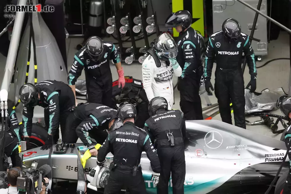 Foto zur News: Bis zur fünften Runde hat Rosberg alles unter Kontrolle, dann wird ihm ein kaputter Gaspedal-Dämpfer zum Verhängnis. &quot;Versuch dich anzupassen&quot;, funkt das Team noch, aber als Rosberg nur mit Mühe gefährliche Abflüge verhindern kann, weil sein Silberpfeil noch mit voller Power anschiebt, während er längst vom Gas gegangen ist, setzt sich die Vernunft durch. Plötzlich ist der WM-Titel kein Thema mehr, sondern der Deutsche verliert sogar den zweiten Gesamtrang an Vettel.