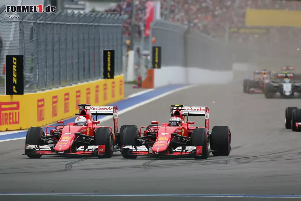 Foto zur News: Räikkönen verschläft in Runde 17 auch den zweiten Restart, Vettel setzt sich innen neben ihn. Doch weil Räikkönen die Kurve abkürzt, lässt er Vettel ein paar Kurven weiter freiwillig durch. &quot;Da hat Kimi nachgegeben&quot;, wertet Experte Surer.