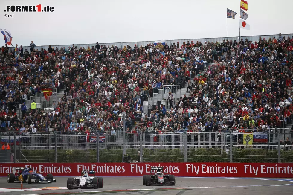 Foto zur News: Nach dem &quot;GP2-Motor&quot; in Suzuka setzt Fernando Alonso erneut eine Breitseite gegen McLaren-Honda. Als ihn sein Renningenieur auffordert, sich gegen Felipe Massa (Williams) zu wehren, antwortet er nur: &quot;Ich liebe deinen Sinn für Humor!&quot; Kaum ist der Funkspruch abgesetzt, ist Massa auch schon durch - kein Wunder, bei 23,1 km/h mehr Topspeed. Alonso wird trotzdem Zehnter, Jenson Button sogar Neunter. Aber Alonso verliert den WM-Punkt durch eine nachträgliche Strafe wegen Ignorierens der Streckenbegrenzung. Obwohl ihn Stella davor gewarnt hat.