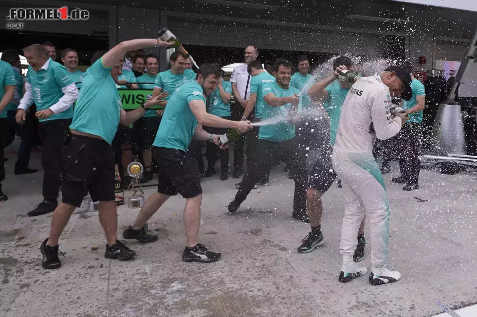 Foto zur News: Konstrukteurs-Weltmeister am grünen Tisch: Erst durch die Räikkönen-Strafe sichert sich Mercedes wie schon 2014 bereits in Sotschi den Team-Titel. Als Sieger Hamilton gefeiert wird, steht das noch gar nicht fest. Angestoßen wird daher erst in der Flughafen-Lounge.