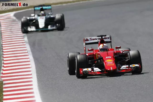 Foto zur News: Indes fährt Sebastian Vettel auf Platz zwei - zwar vom Speed her nicht ebenbürtig mit Hamilton, aber durch das "Überholverbot" auf dem Circuit de Barcelona-Catalunya doch so souverän, dass er keine ernsthaften Attacken abwehren muss. "Du musst pushen und Vettel attackieren", funkt man an den Mercedes-Star. Der antwortet: "Das ist unmöglich. Ihr müsst euch etwas anderes einfallen lassen."