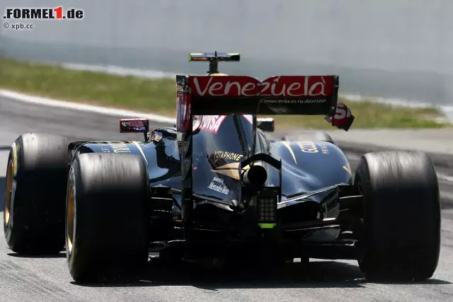 Foto zur News: Pastor Maldonado geigt zu Beginn groß auf, liegt schon an siebter Stelle - aber beschädigt sich dann ausgerechnet im Zweikampf mit Teamkollege Romain Grosjean den Heckflügel. Erst in der 46. Runde nimmt ihn Lotus aus dem Rennen.