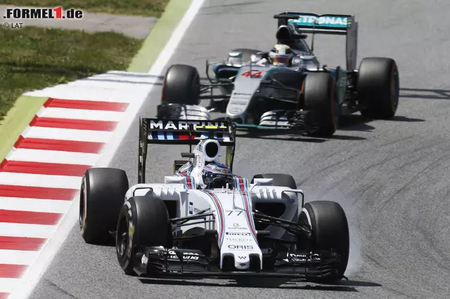 Foto zur News: In der 32. Runde die Wende im Kampf um den zweiten Platz: Hamilton wechselt von zwei auf drei Stopps (diesmal problemlos), legt zwei schnelle Stints ein - und macht auf dem Weg nach vorne unter anderem mit Bottas kurzen Prozess.