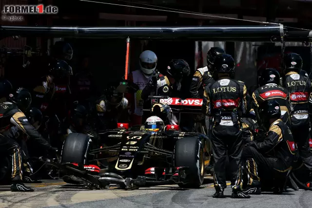 Foto zur News: Nächste Schrecksekunde an der Box, als Grosjean zu schnell hereinkommt und seinen Wagenheber-Mechaniker über den Haufen fährt. Der reagiert geistesgegenwärtig, fliegt aber weit durch die Luft - und erntet hämischen Spott seiner Kollegen, als das TV-Bild einem Millionenpublikum zeigt, wie er sich einen Beutel Eiswürfel zwischen die Beine hält.