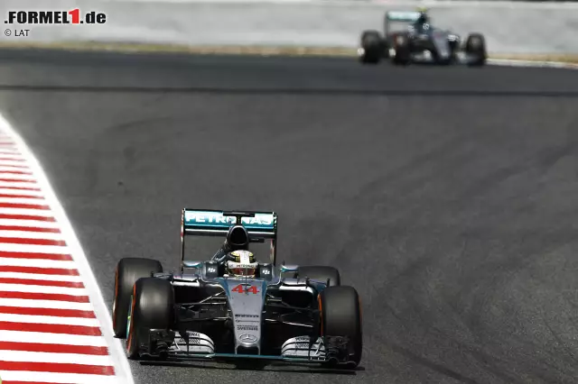 Foto zur News: Nach dem letzten Rosberg-Stopp in Runde 45 führt Hamilton kurzzeitig im Grand Prix - und baut seinen Vorsprung trotz älterer Reifen sogar aus. Kurz befürchtet Rosberg, er könnte den Sieg noch verlieren, bis ihn sein Team beruhigt: "Lewis muss noch einmal an die Box." Hamilton fährt ein Fernduell gegen Vettel...