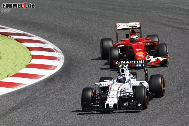 Foto zur News: Heißes "Finn-ish" zwischen Bottas und Räikkönen: der Williams-Pilot auf harten, der Ferrari-Fahrer auf weichen Reifen - und trotzdem chancenlos gegen die Mercedes-Power. Auch, weil Bottas das Überrunden clever timt und in den entscheidenden Momenten selbst DRS aktivieren darf.