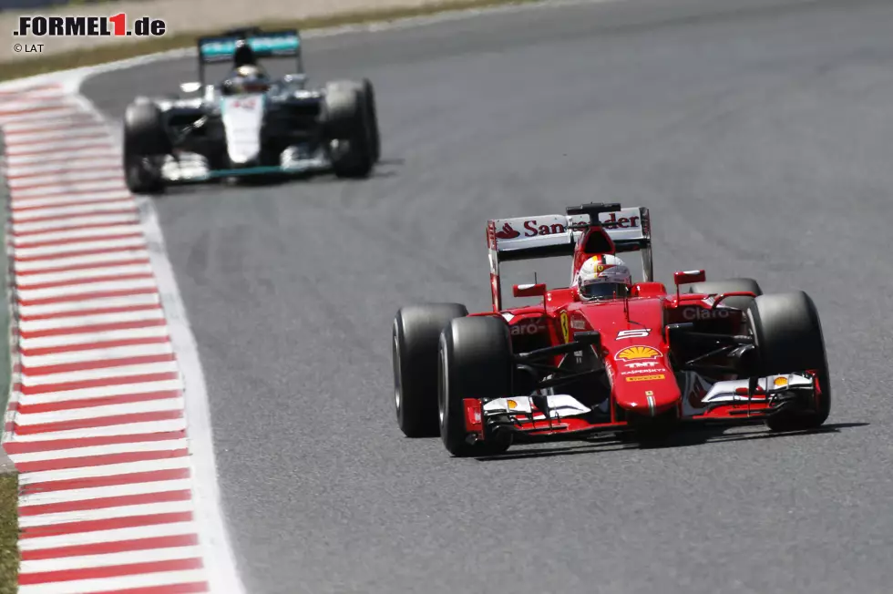 Foto zur News: Indes fährt Sebastian Vettel auf Platz zwei - zwar vom Speed her nicht ebenbürtig mit Hamilton, aber durch das &quot;Überholverbot&quot; auf dem Circuit de Barcelona-Catalunya doch so souverän, dass er keine ernsthaften Attacken abwehren muss. &quot;Du musst pushen und Vettel attackieren&quot;, funkt man an den Mercedes-Star. Der antwortet: &quot;Das ist unmöglich. Ihr müsst euch etwas anderes einfallen lassen.&quot;