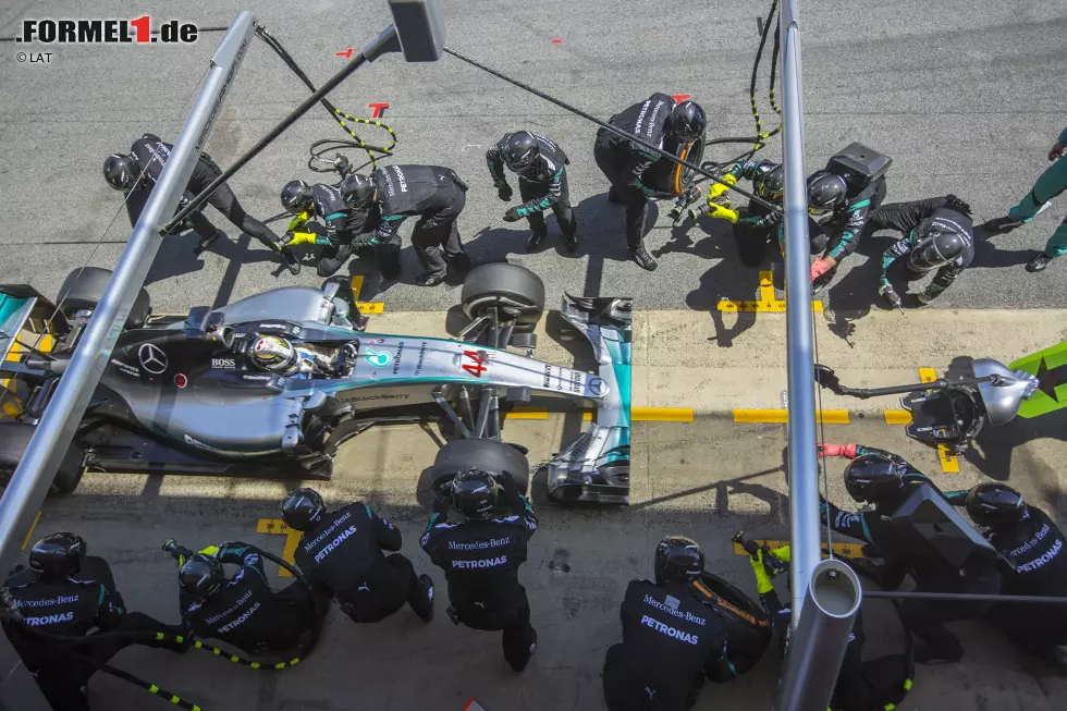 Foto zur News: Vielleicht eine andere Strategie? &quot;It&#039;s Hammer-time&quot;: Während sich Rosberg vorne absetzt (sieben Sekunden Vorsprung nach zehn Runden), kommt Hamilton in der 13. Runde an die Box, bleibt auf weichen Reifen.