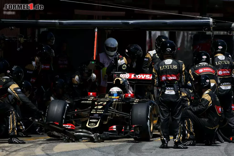 Foto zur News: Nächste Schrecksekunde an der Box, als Grosjean zu schnell hereinkommt und seinen Wagenheber-Mechaniker über den Haufen fährt. Der reagiert geistesgegenwärtig, fliegt aber weit durch die Luft - und erntet hämischen Spott seiner Kollegen, als das TV-Bild einem Millionenpublikum zeigt, wie er sich einen Beutel Eiswürfel zwischen die Beine hält.