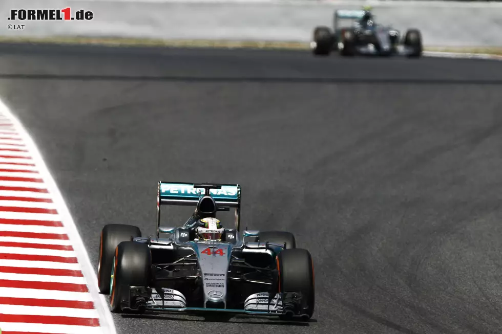 Foto zur News: Nach dem letzten Rosberg-Stopp in Runde 45 führt Hamilton kurzzeitig im Grand Prix - und baut seinen Vorsprung trotz älterer Reifen sogar aus. Kurz befürchtet Rosberg, er könnte den Sieg noch verlieren, bis ihn sein Team beruhigt: &quot;Lewis muss noch einmal an die Box.&quot; Hamilton fährt ein Fernduell gegen Vettel...