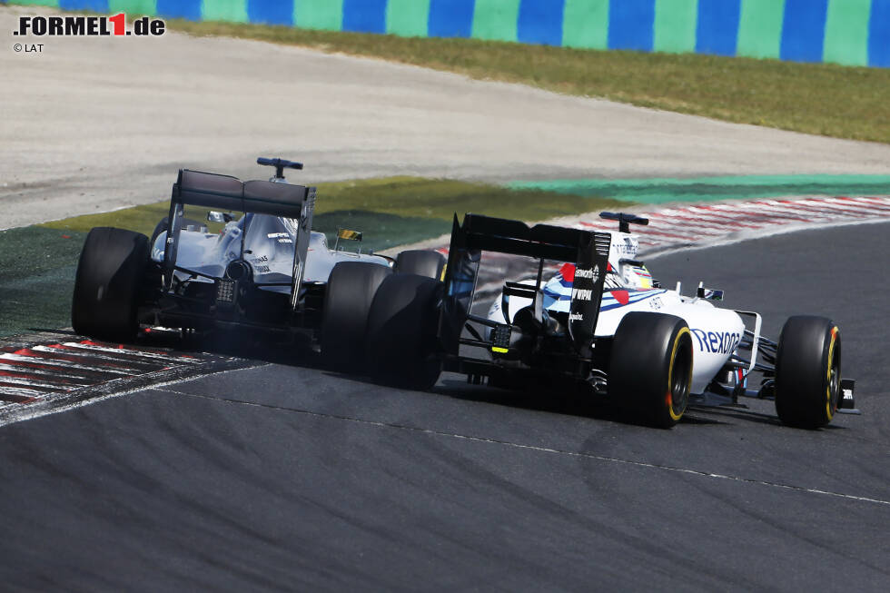 Foto zur News: Indes legt Hamilton seine Siebenmeilenstiefel an und schnappt sich einen Gegner nach dem anderen. Ein besonders unangenehmes Opfer: Massa, dessen Williams mit Mercedes-Power auf den Geraden ziemlich schnell ist. Aber mit Konsequenz und Klasse überholt Hamilton außen (!) in der ersten Kurve.