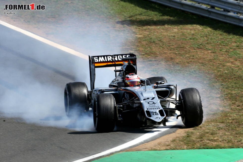 Foto zur News: Knalleffekt in der 42. Runde: Vettel hat seinen Vorsprung auf Räikkönen von 2,7 (vor dem ersten Boxenstopp) auf 24,9 Sekunden ausgebaut, da rutscht plötzlich Hülkenberg ins Aus. Beim Force India löst sich der Frontflügel, das Auto wird unkontrollierbar.