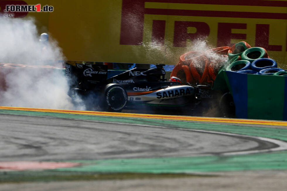 Foto zur News: Ein Riesenglück, dass Hülkenberg nicht den vor ihm fahrenden Bottas abräumt und beim heftigen Einschlag keine Verletzungen erleidet. Aber den möglichen siebten Platz muss der Le-Mans-Sieger aufgeben.