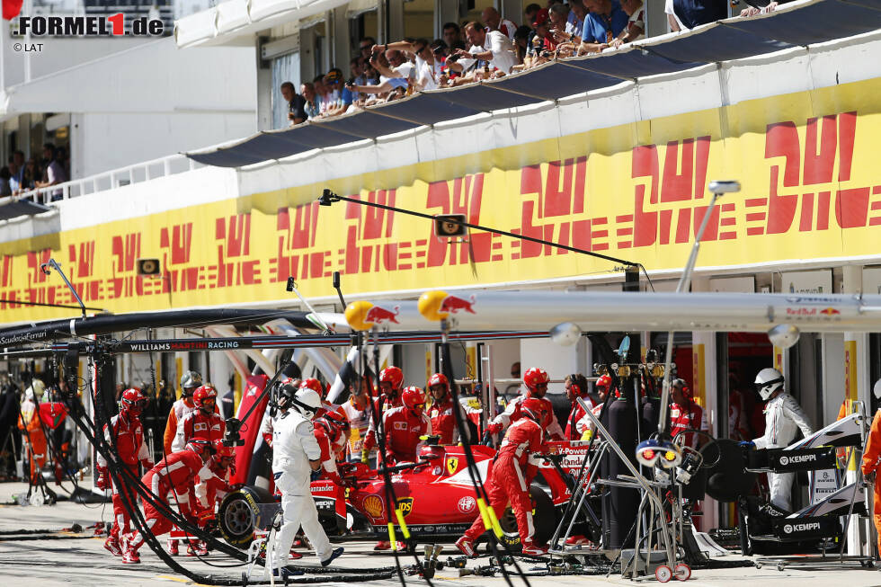 Foto zur News: Wie auch Räikkönen den Traum vom zweiten Saison-Podium: Beim &quot;Iceman&quot; verabschiedet sich die MGU-K (Hybridkomponente zur Energierückgewinnung aus den Bremsen). Bereits zuvor hatte sich die an der Nase montierte TV-Kamera selbstständig gemacht.