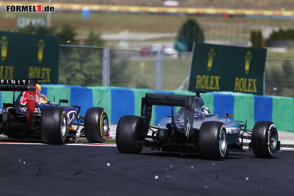 Foto zur News: Beim Restart macht sich Rosberg sofort auf Vettel-Jagd, während Hamilton von Ricciardo geschnappt wird. Doch damit nicht genug, fällt er noch weiter zurück - und gerät ins Duell zwischen Bottas und Max Verstappen (Toro Rosso), ...