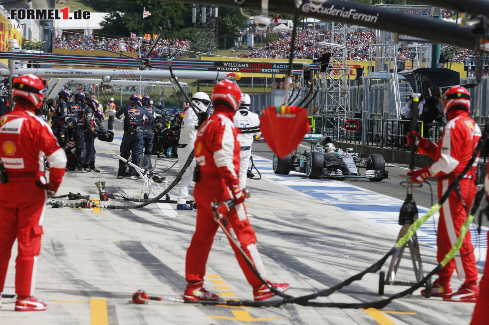 Foto zur News: Hamilton muss nach dem harten Duell gegen Ricciardo doch noch an die Box kommen, um sich eine neue Nase abzuholen. Obendrauf gibt&#039;s auch noch eine Durchfahrtsstrafe, weil er Ricciardo beim Überholmanöver einfach reingerauscht ist. &quot;Sorry dafür&quot;, nimmt Hamilton die Schuld auf sich - und wird am Ende mit acht WM-Punkten belohnt.