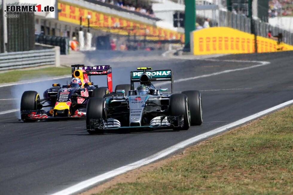 Foto zur News: Ricciardo hat im Finish die weicheren Reifen als Rosberg und das schnellste Auto. Bei der Attacke gegen den Mercedes nimmt er aber viel Risiko - und Rosberg lässt ihm ausgangs der ersten Kurve keinen Platz, sodass sich die beiden berühren.